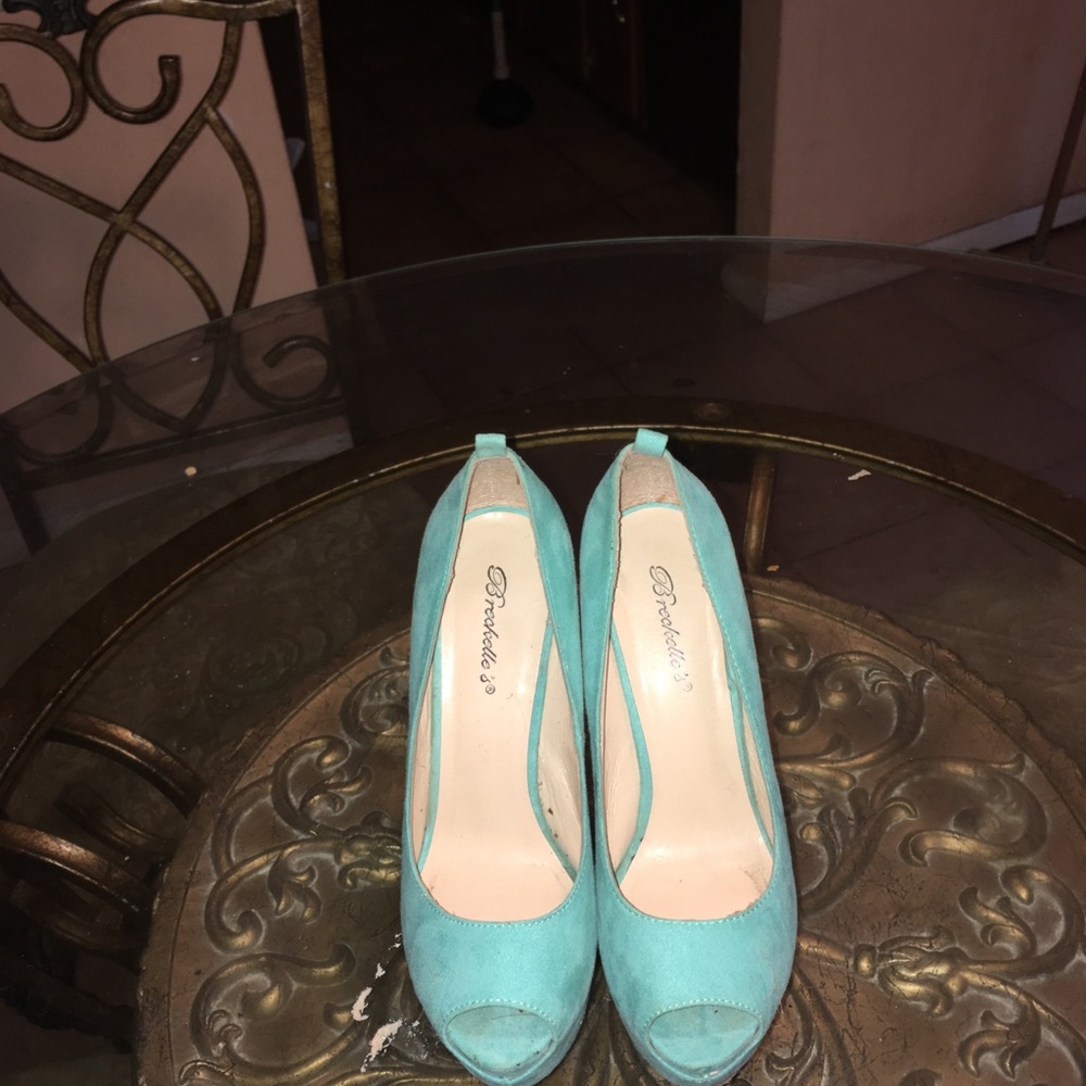 Breckelle’s 6 inch heels size 8